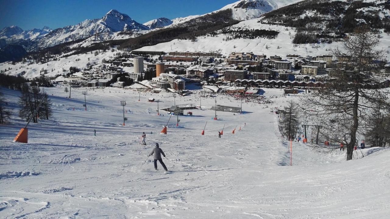 46 Vale C'E' Al Villaggio Olimpico Di Colle Sestriere Eksteriør billede